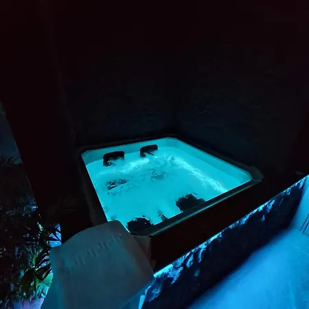 Dark & Light & Luxury 招待所 4*