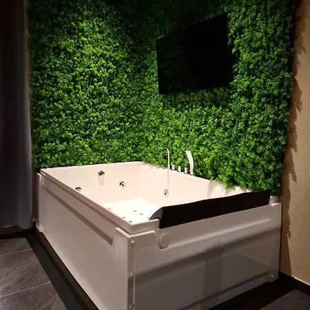 Dark & Light & Luxury 招待所 4*